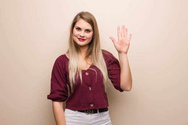 Mladá ruská žena ukazuje číslo pět - Fotografie, Obrázek