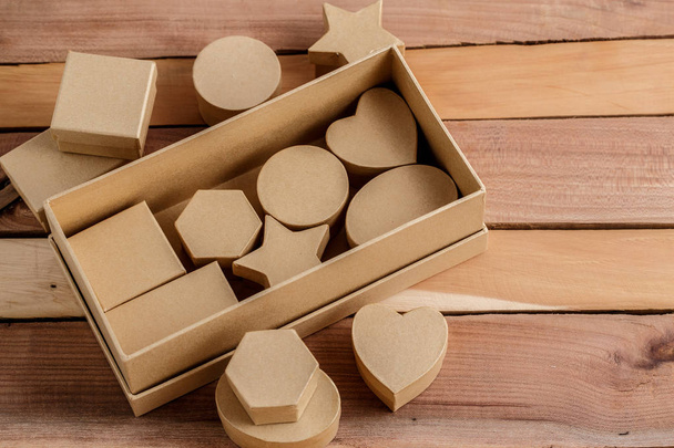cajas de regalo ecológicas biodegradables de cartón sobre fondo de madera
 - Foto, imagen