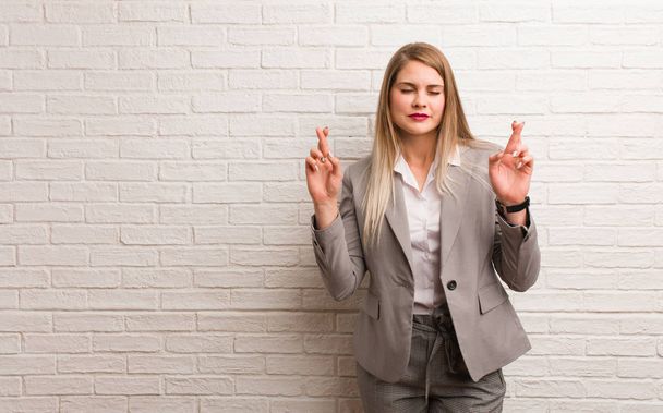 Молода російська бізнес-жінка робить жест необхідності. - Фото, зображення
