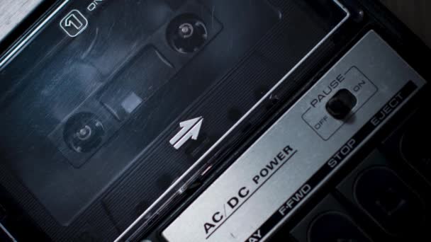 Zařazování zvukové kazety v přenosném záznamníku retro let - Záběry, video