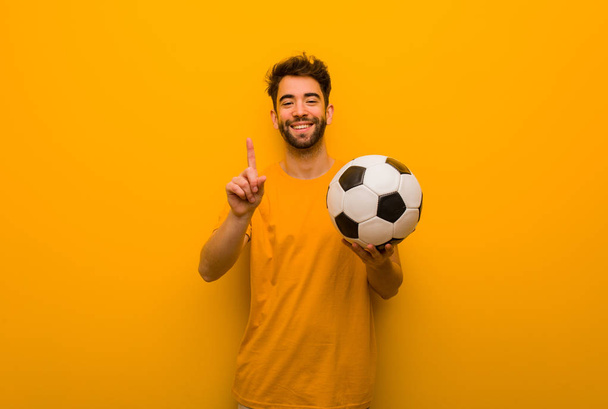 Fiatal focista férfi bemutatja az első számú - Fotó, kép