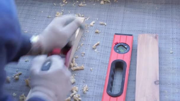 mester Ács csatolja fenyőfa padló-környezetbarát padlóburkolat. csavarozás lag a beton. - Felvétel, videó