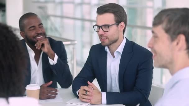 アフリカ系アメリカ人パートナークライアントの満足した白人交渉者握手 - 映像、動画