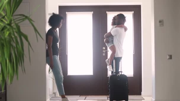 Africano papà parlando con triste bambino in corridoio lasciando la famiglia
 - Filmati, video