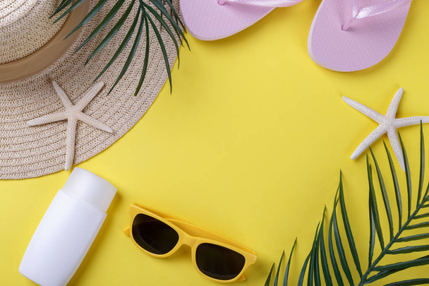 Пляжні аксесуари на жовтому тлі
 - Фото, зображення