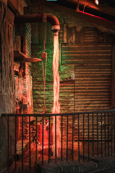 Σιντριβάνι και σφραγίδα του μαγικού νερού πίσω από τα κάγκελα του μυστικού κρυσφήγετο του Καλικάντζαρού - Φωτογραφία, εικόνα