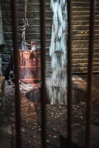 Magische fontein en water zegel achter de bars van de geheime schuilplaats van Leprechaun - Foto, afbeelding