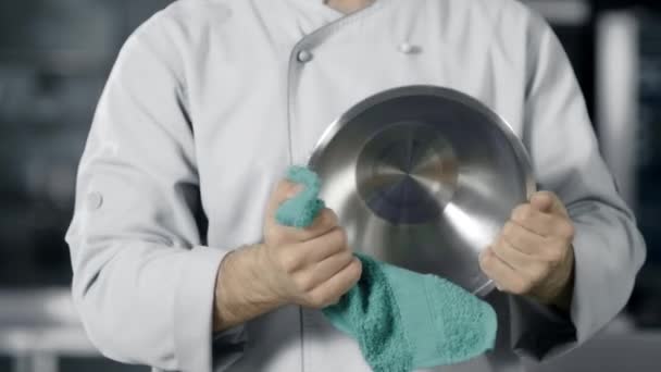 Chef ember készül főzni a konyhában étterem. Closeup kezek törölje tál. - Felvétel, videó