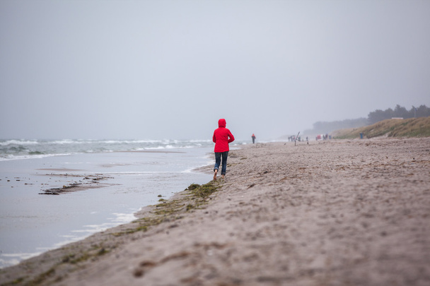 Frau trägt Spaziergänge am Strand - Foto, Bild