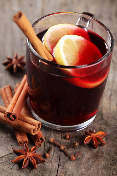 Mulled wine and spices on wooden background - Foto, imagen