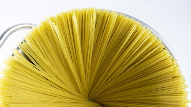 Línea de espaguetis en caldera de acero inoxidable, Blank para diseño, concepto de alimentos, Vista superior
 - Foto, imagen