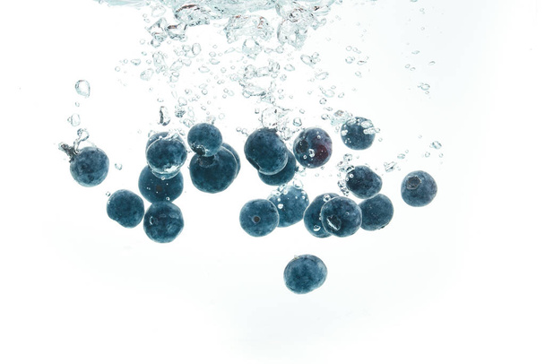 Blueberries falling into water. - Foto, Imagem