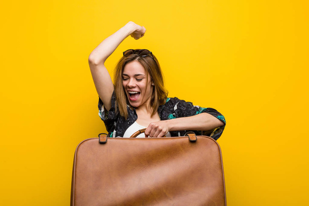Genç kadın sarı arka plan üzerinde tatile gitmeye hazır - Fotoğraf, Görsel