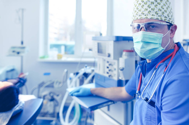 Man surgeon at work in operating room - Foto, Imagem