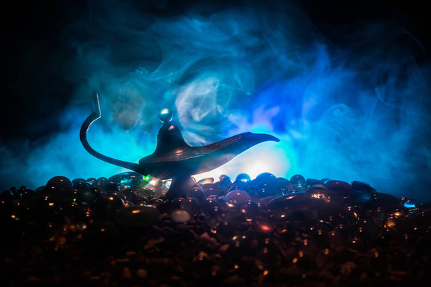 Antiguo Aladdin noches árabes lámpara de aceite de estilo genio con humo blanco claro suave, fondo oscuro. Concepto de lámpara de deseos - Foto, Imagen