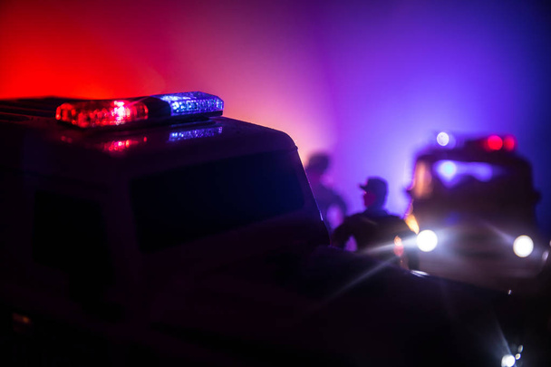 Поліцейські машини вночі. Поліцейський автомобіль переслідує машину вночі з тлом туману. 911 Аварійне реагування поліцейський автомобіль прискорюється до місця злочину. Вибірковий фокус
 - Фото, зображення