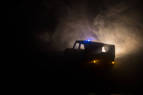 夜は警察の車だ。警察の車霧の背景と夜に車を追いかける。911犯罪現場への緊急対応警察の車のスピードアップ。選択的焦点 - 写真・画像