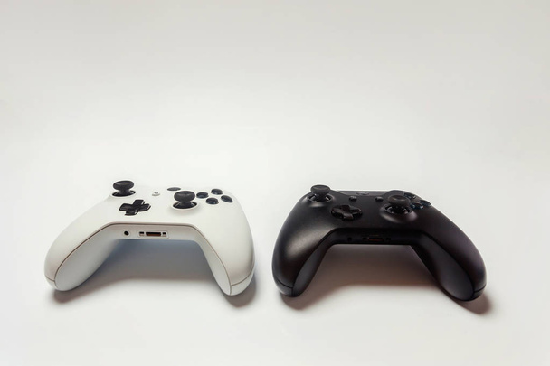 Beyaz arka planda beyaz ve siyah iki joystick. Bilgisayar oyun teknolojisi oyun rekabet videogame kontrol çatışma kavramı - Fotoğraf, Görsel