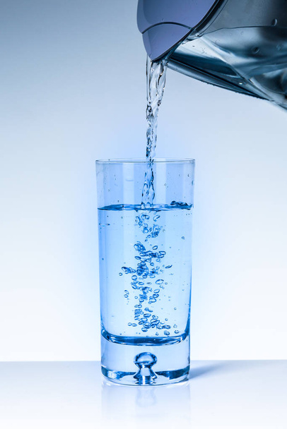 Su filtresinden su bardağının doldurulması - Fotoğraf, Görsel