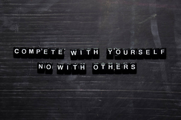 Ανταγωνιστείτε με τον εαυτό σας όχι με τους άλλους σε ξύλινα τουβλάκια. Εκπαίδευση, κίνητρο και έμπνευση - Φωτογραφία, εικόνα