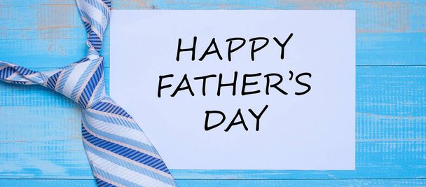 Щасливий день батька з блакитними краватками на дерев'яному фоні. Int - Фото, зображення