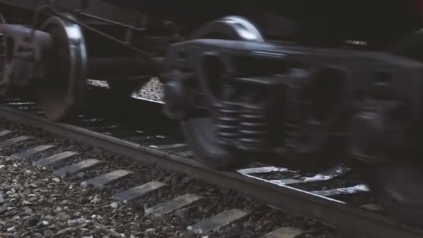 Piattaforma ferroviaria Cargo con treno merci  - Filmati, video