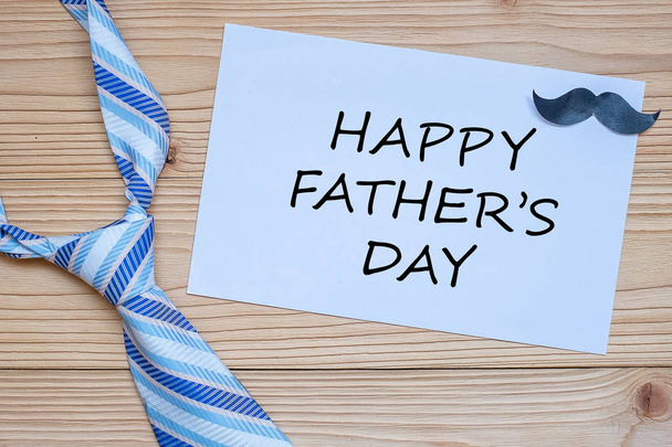 Happy father's Day met blauwe stropdassen en snor op houten BAC - Foto, afbeelding