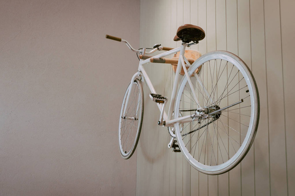 bicicleta clássica branca na parede
 - Foto, Imagem