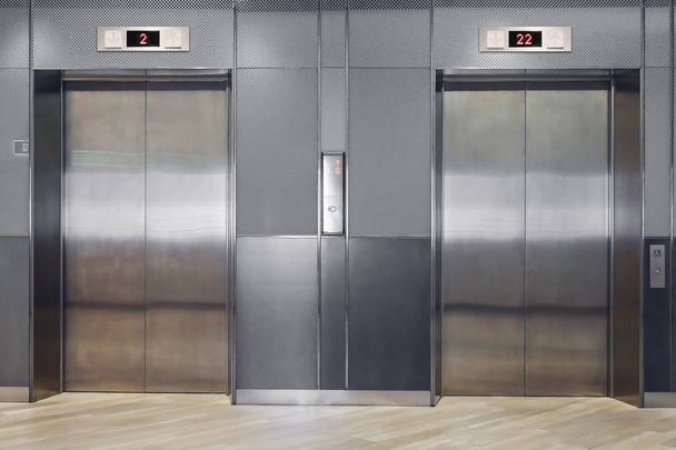 Modern Asansör lobisinde kapalı kapılar ile - Fotoğraf, Görsel