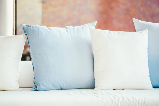 Όμορφη πολυτέλεια άνετο μαξιλάρι στον καναπέ διακόσμηση στη ζωή - Φωτογραφία, εικόνα