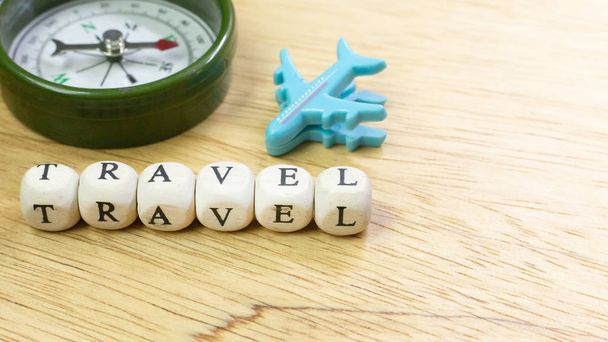 Travel Cube drewno bliska obraz dla treści podróży. - Zdjęcie, obraz