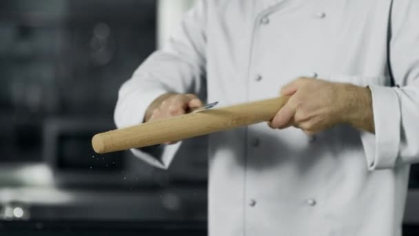 Männerkoch räumt Walze am Arbeitsplatz auf. Nahaufnahme Mann Hände Vorbereitung zum Kochen. - Filmmaterial, Video