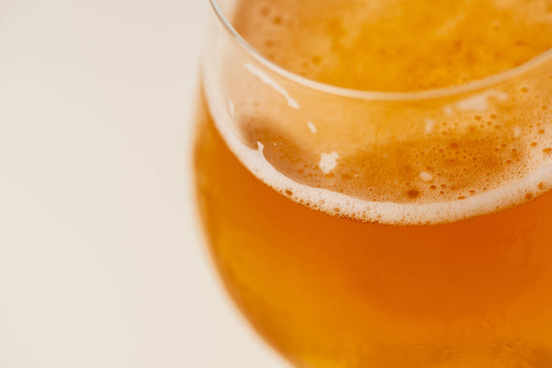 Glas Bier auf weißem Hintergrund - Foto, Bild