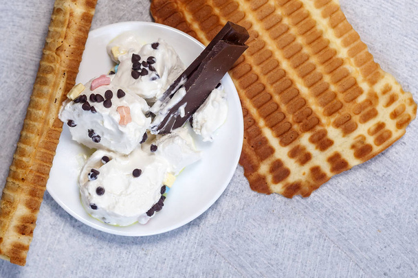 アイスクリームとおいしいワッフル。夏の食べ物のコンセプト。おいしいアイスクリームのトップビュー - 写真・画像