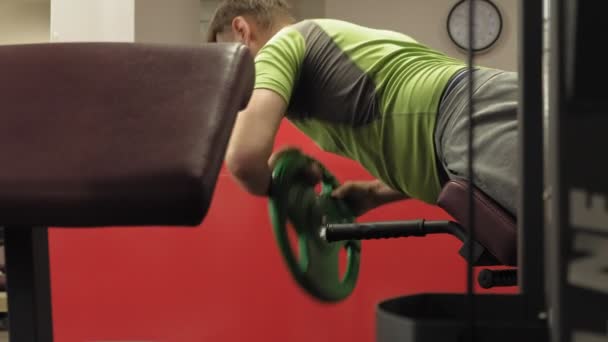 man doing hyperextension in the gym - Záběry, video
