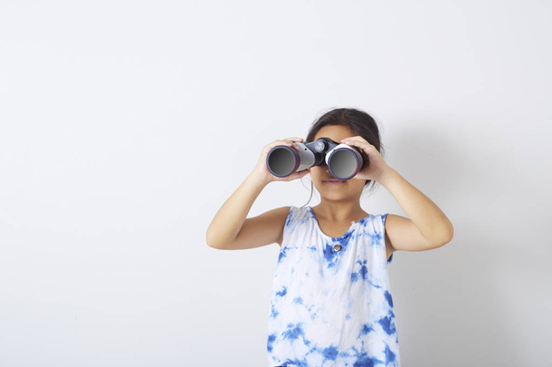 Gyermek lány látszó-ba binokuláris - Fotó, kép