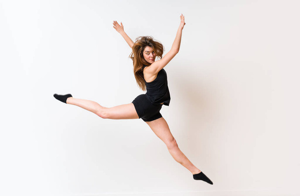 Young dance girl over isolated white wall - Valokuva, kuva