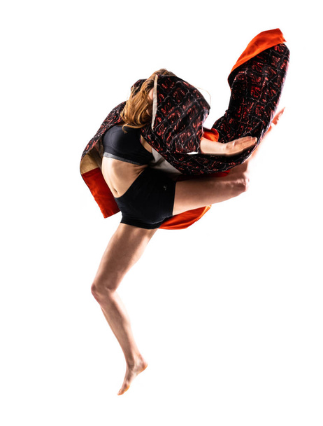 Jeune fille de danse avec kimono saut
 - Photo, image