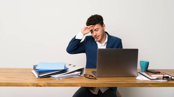 Homme d'affaires dans un bureau avec une expression fatiguée et malade
 - Photo, image
