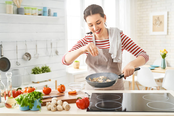 woman is preparing proper meal - Фото, зображення