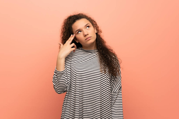 Teenagerka přes růžovou zeď s problémy s gestem sebevraždy - Fotografie, Obrázek