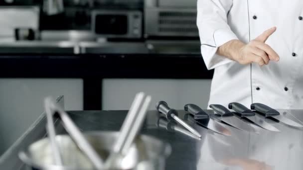 Chef-kok kiezen mes om te koken in de keuken. Close-up man handen voorbereiden om te koken. - Video