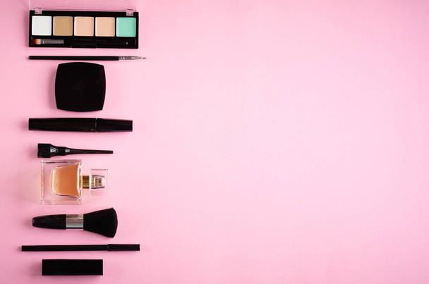 Composição de produtos de maquiagem diferente no fundo rosa
 - Foto, Imagem