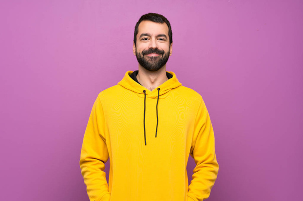 Όμορφος άντρας με κίτρινο πουλόβερ γέλιο - Φωτογραφία, εικόνα