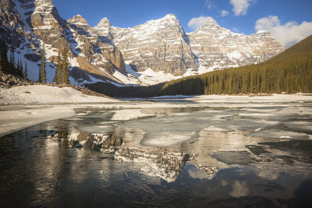 Lago Moraine en el Parque Nacional Banff
 - Foto, Imagen