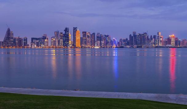 Dohan panoraama aamunkoitteessa
 - Valokuva, kuva