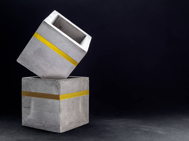 Современный кубический бетонный плантатор. Покрашенный бетонный котел для дома dec
 - Фото, изображение