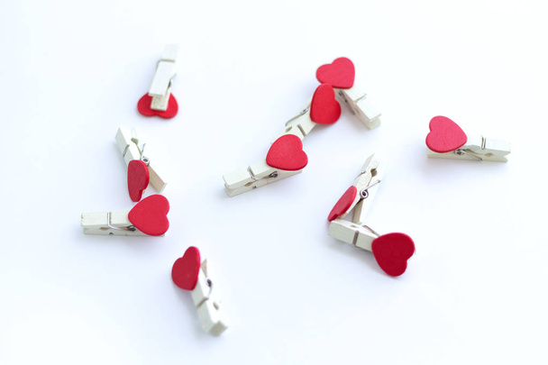 houten kleding pin of doek haringen met hart vorm ontwerp op een witte achtergrond - Foto, afbeelding