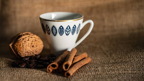 close up de grãos de café e xícara na mesa
 - Foto, Imagem