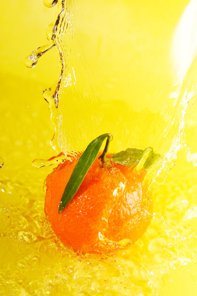 Tangerine and water splashes - Photo, Image